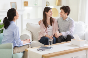 Une psychologue propose un accompagnement psychologique à un couple
