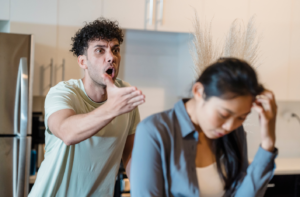 Un schéma répétitif classique: il s'exprime avec violence pour la faire réagir, elle se replie sur elle-même et évite le conflit, pour se protéger. Le schéma de l'un active le schéma de l'autre...