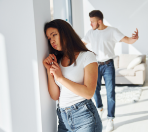 Encore une dispute dans ce couple. L'homme fait de grands gestes, la femme se renferme sur elle et souffre en silence