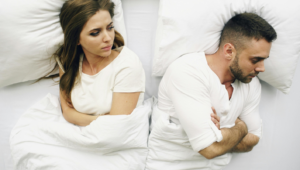 Un homme et une femme sont désemparés face à la perte de désir dans leur couple, et la difficulté à en parler. Chacun se protège comme il peut