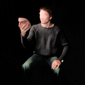 Lorsque l'on manque d'estime de soi, il peut être difficile de s'affirmer, de montrer son vrai visage, par peur de ne pas être aimé.e. Le sentiment de honte peut nous pousser à mettre un masque